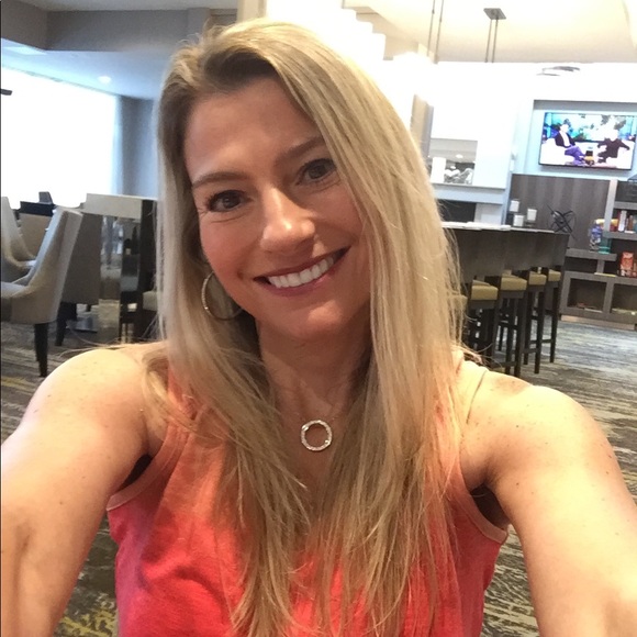 Meet your Posher, Marlene - Picture 3 of 4